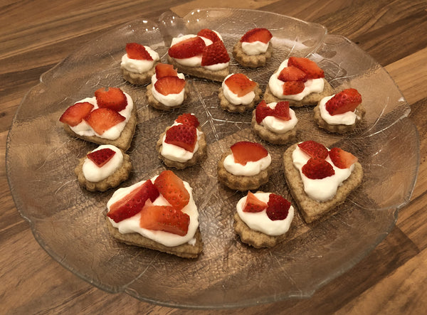 Butterplätzchen mit Erdbeeren und Pistazien